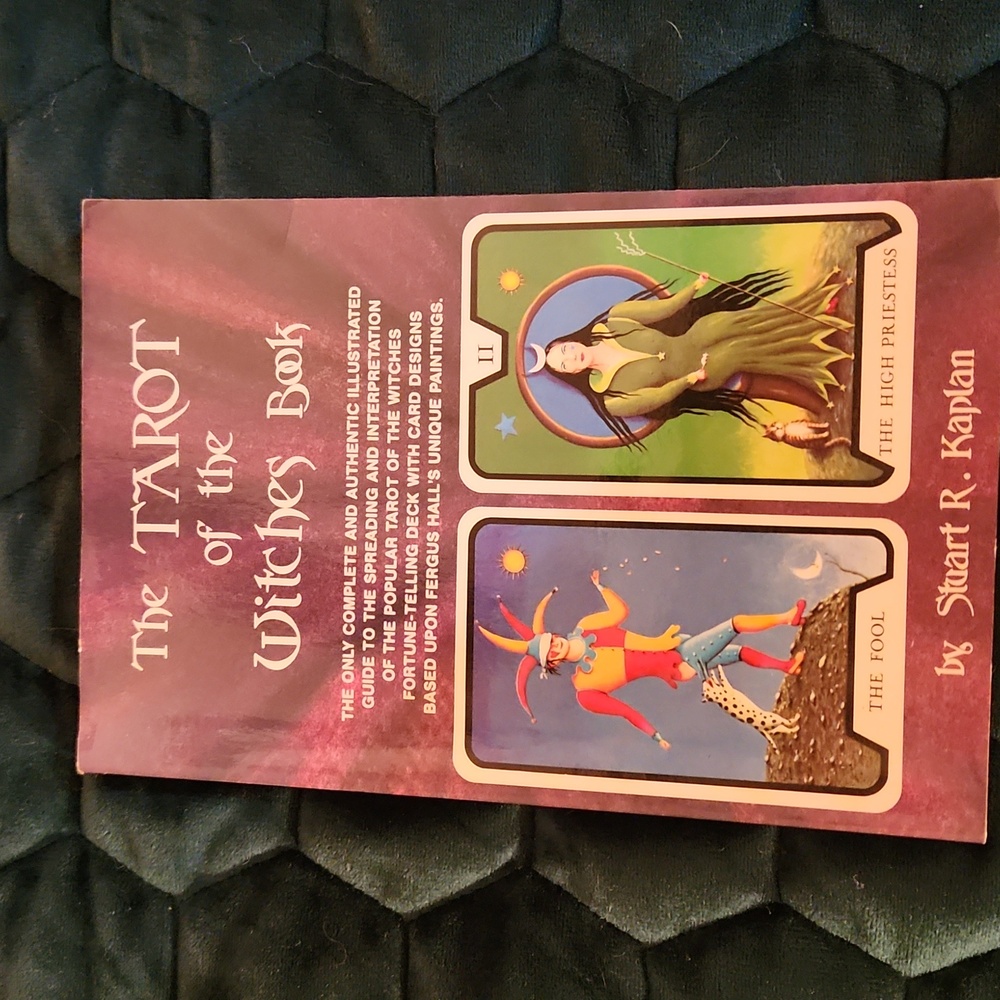Softcover Guide to Tarot of the witches Tarot deck